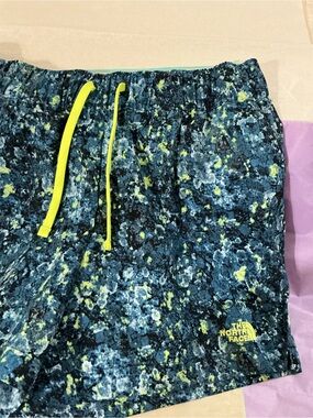The North Face Kids Blue & Yellow Splatter Print Shorts flash dry standard fit